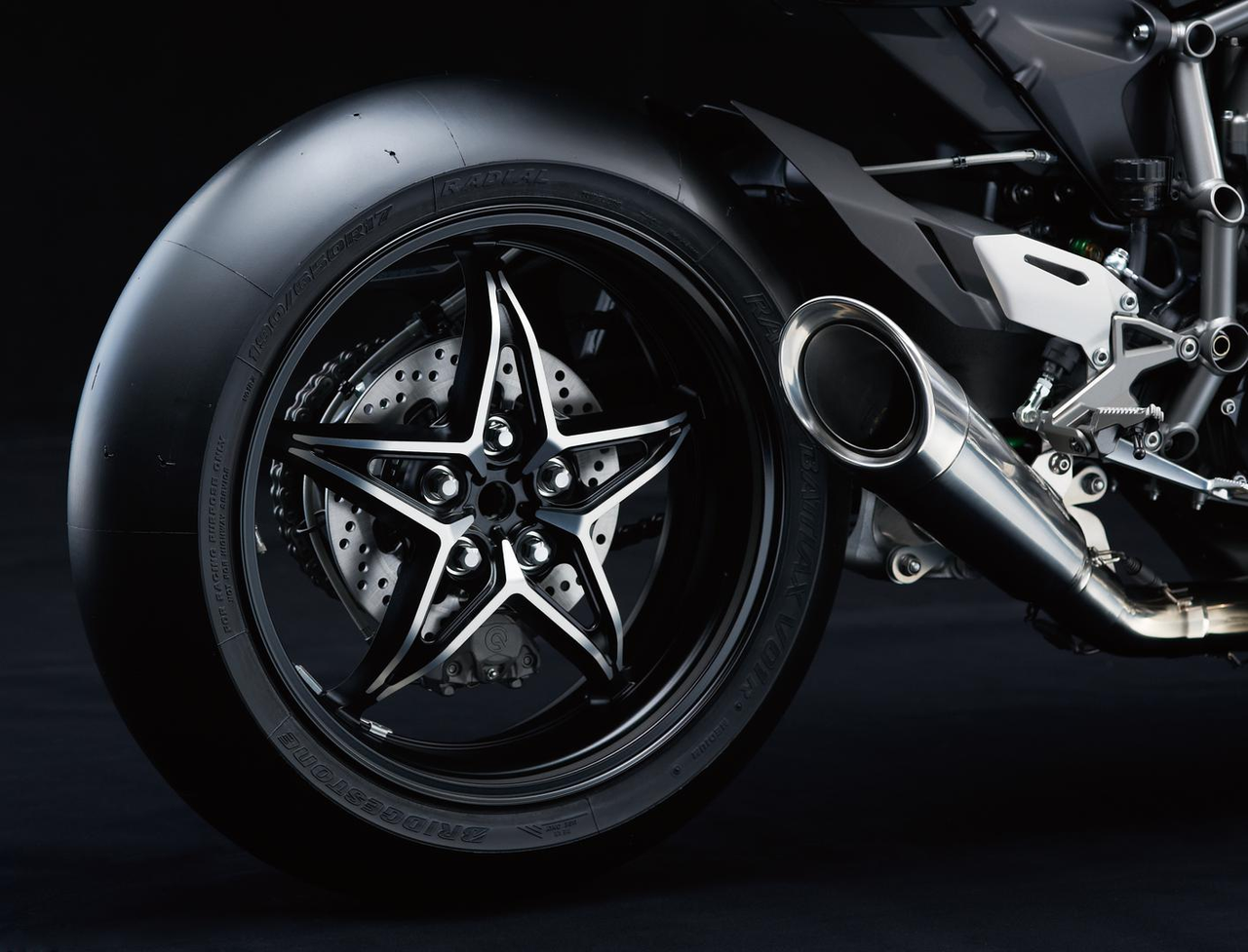 Plně titanový výfukový systém