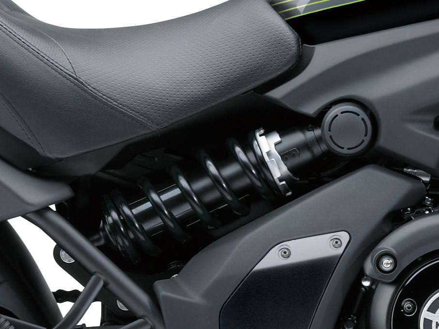 Odsazený ležící jednoduchý tlumič vybavený spojovacím mechanismem